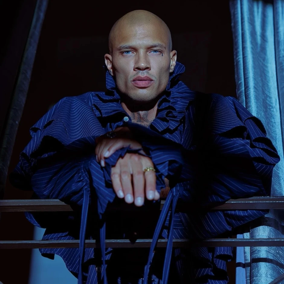 "Tội phạm đẹp trai nhất thế giới" ra tù sau 11 năm: Nhận 300 lá thư/ngày, người lạ tranh suất thăm tù khiến gia đình không thể tới gặp