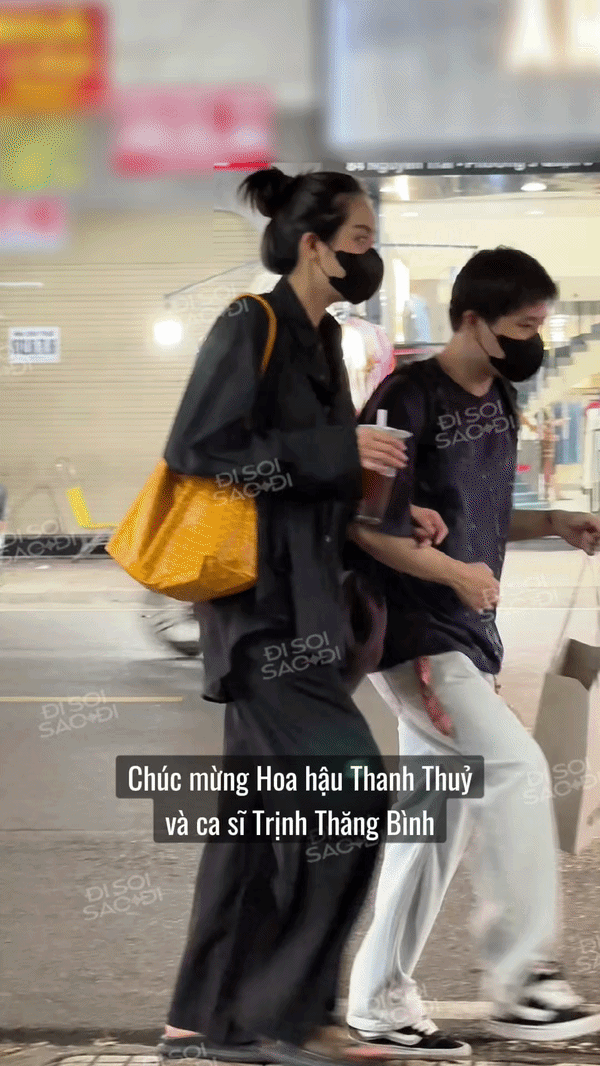 Tin nóng: Trịnh Thăng Bình và Thanh Thủy bị bắt gặp tình tứ khoác tay giữa phố