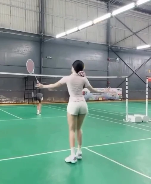 Hot girl thi đấu cầu lông với động tác làm màu gây tranh cãi