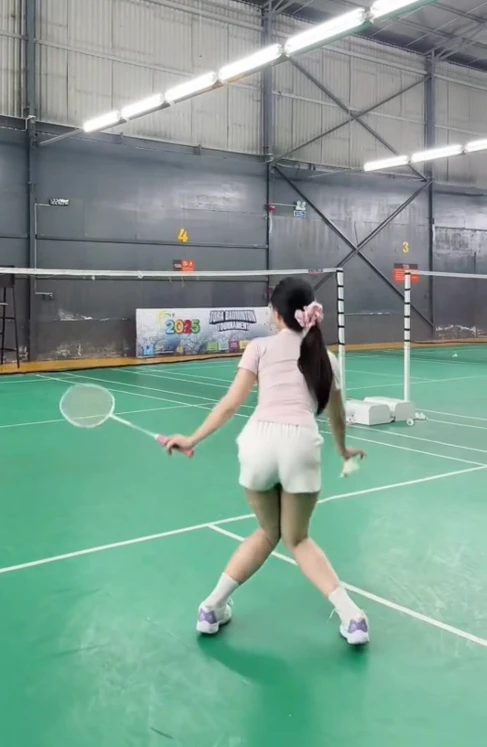 Hot girl thi đấu cầu lông với động tác làm màu gây tranh cãi