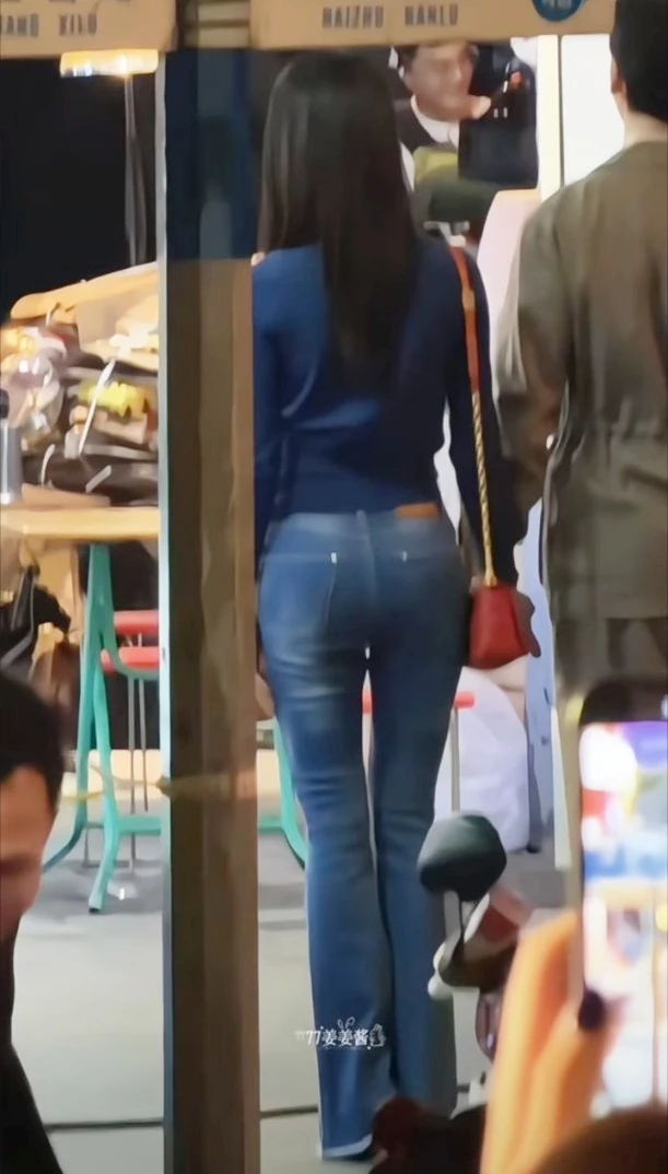 "Visual vô thực": Mỹ nhân sở hữu thân hình xô đổ mọi chuẩn mực, netizen xem xong "không muốn yêu ai" "Visual vô thực": Mỹ nhân sở hữu thân hình xô đổ mọi chuẩn mực, netizen xem xong "không muốn yêu ai"