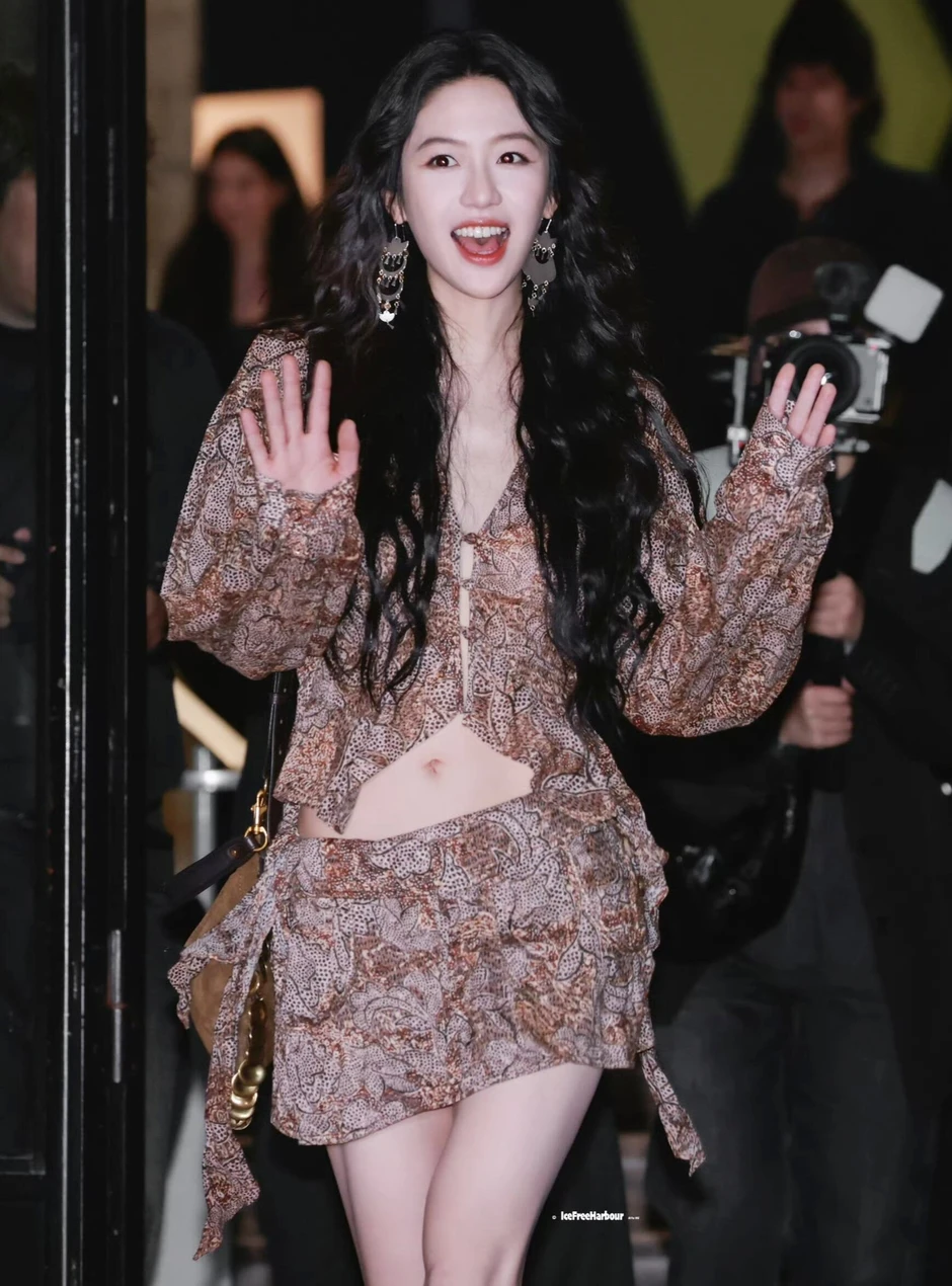 "Visual vô thực": Mỹ nhân sở hữu thân hình xô đổ mọi chuẩn mực, netizen xem xong "không muốn yêu ai" "Visual vô thực": Mỹ nhân sở hữu thân hình xô đổ mọi chuẩn mực, netizen xem xong "không muốn yêu ai"