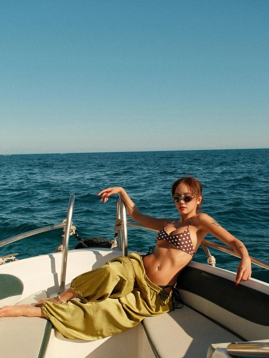 "Vợ quốc dân" Phương Ly tự tung ảnh hot, đường cong cực nét, "đốt mắt" người nhìn