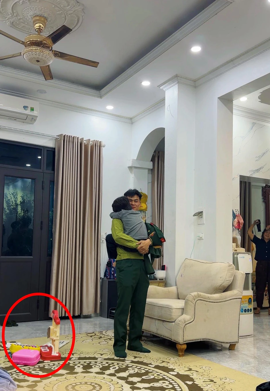 1 món đồ xuất hiện trong bức ảnh chụp vội hé mở chuyện Hòa Minzy đã sinh con gái?