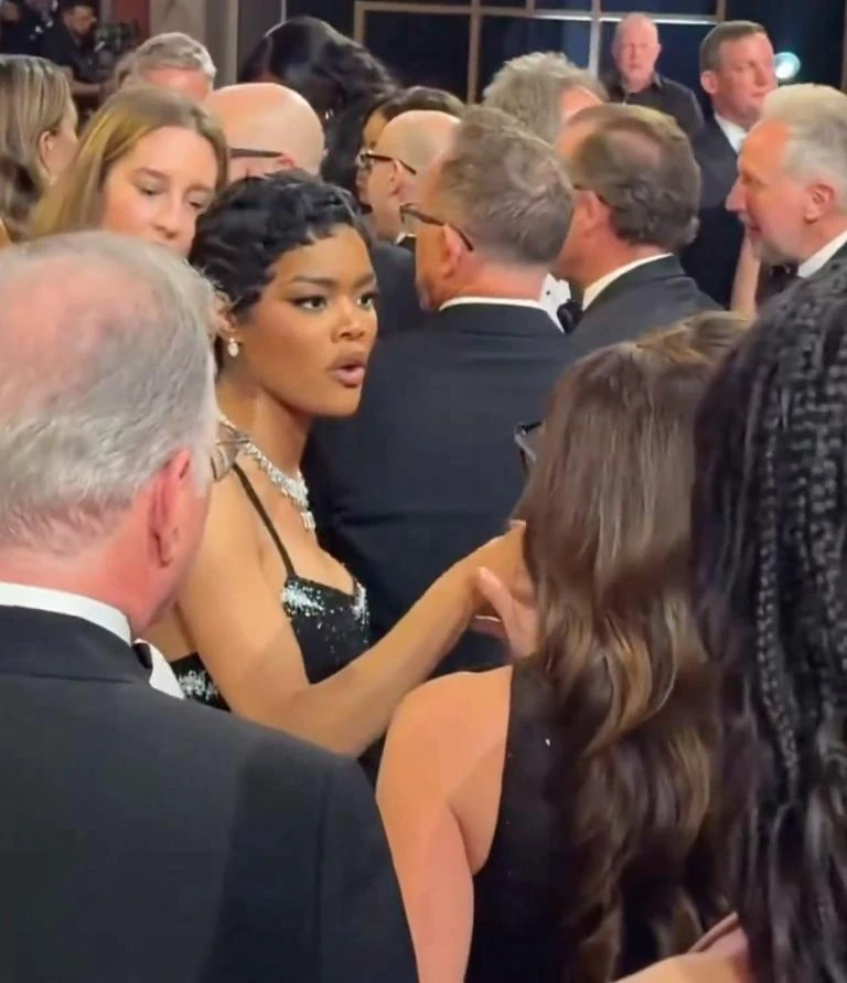 1 sao nữ ẩu đả, "tương tác vật lý" bảo vệ ngay tại Oscar? 1 sao nữ ẩu đả, "tương tác vật lý" bảo vệ ngay tại Oscar?