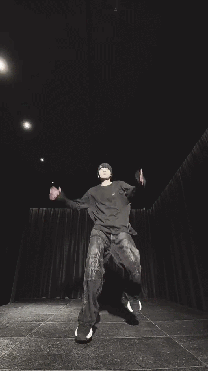 12 giây nổi bão của Jung Kook, 1 cú xoay chân cả triệu người phát sốt