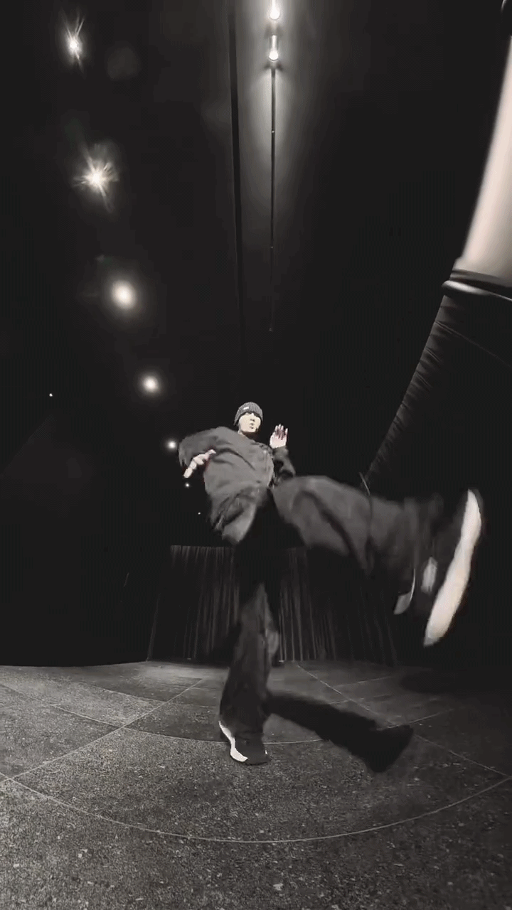 12 giây nổi bão của Jung Kook, 1 cú xoay chân cả triệu người phát sốt