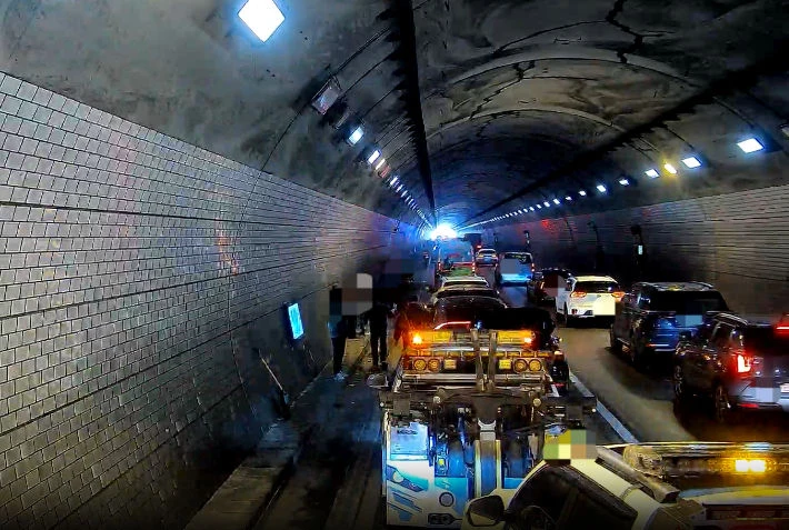 16 ô tô đâm liên hoàn trong đường hầm vào giờ cao điểm, 12 người nhập viện