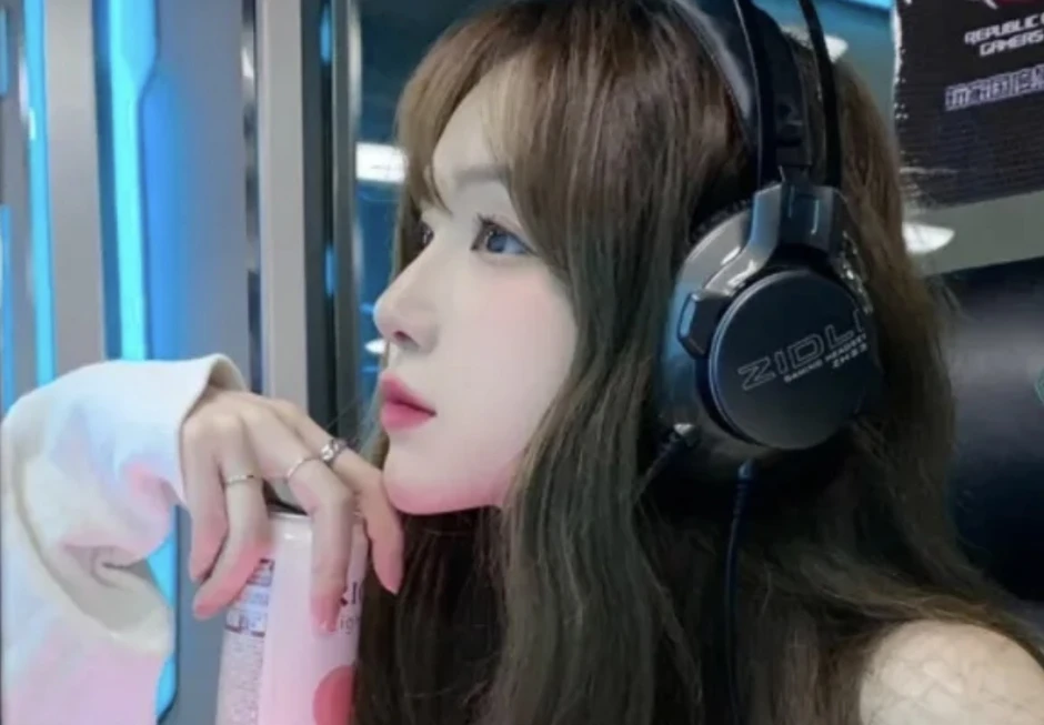 1800 ngày chơi game bằng chân, cơ thể nữ streamer biến dạng kinh hoàng 1800 ngày chơi game bằng chân, cơ thể nữ streamer biến dạng kinh hoàng