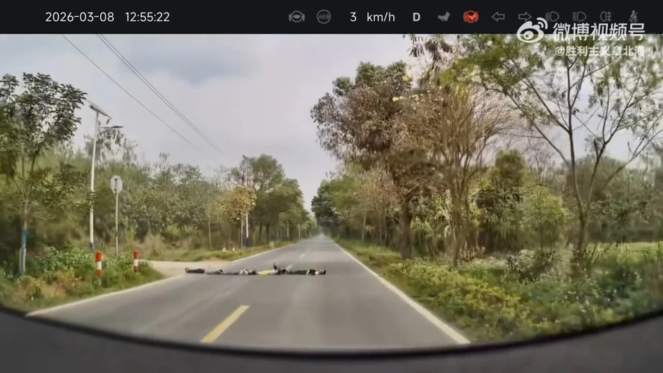 Nguy hiểm giao thông: 4 trẻ em giả làm gờ giảm tốc nằm giữa đường khiến tài xế thót tim