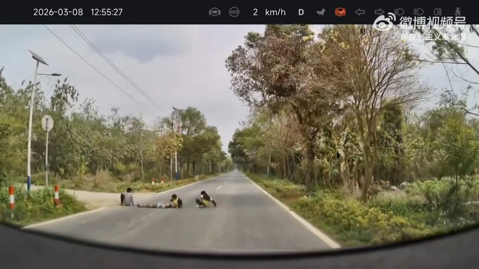 Nguy hiểm giao thông: 4 trẻ em giả làm gờ giảm tốc nằm giữa đường khiến tài xế thót tim