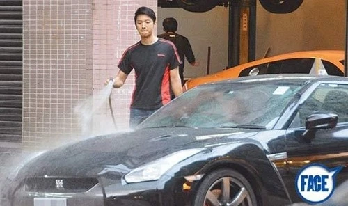 Ai có ngờ "nam vương tiêu tiền như rác" lại thê thảm thế này sau khi vợ CEO bị điều tra, phong tỏa tài sản