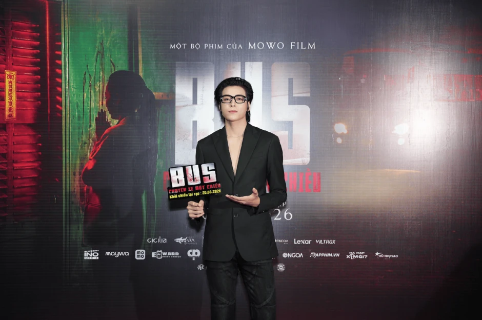 Ai đứng cạnh Trần Lê Vĩnh Đam cũng thành tàng hình hết