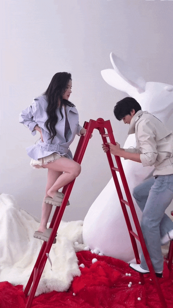 Ai đứng cạnh Trần Lê Vĩnh Đam cũng thành tàng hình hết