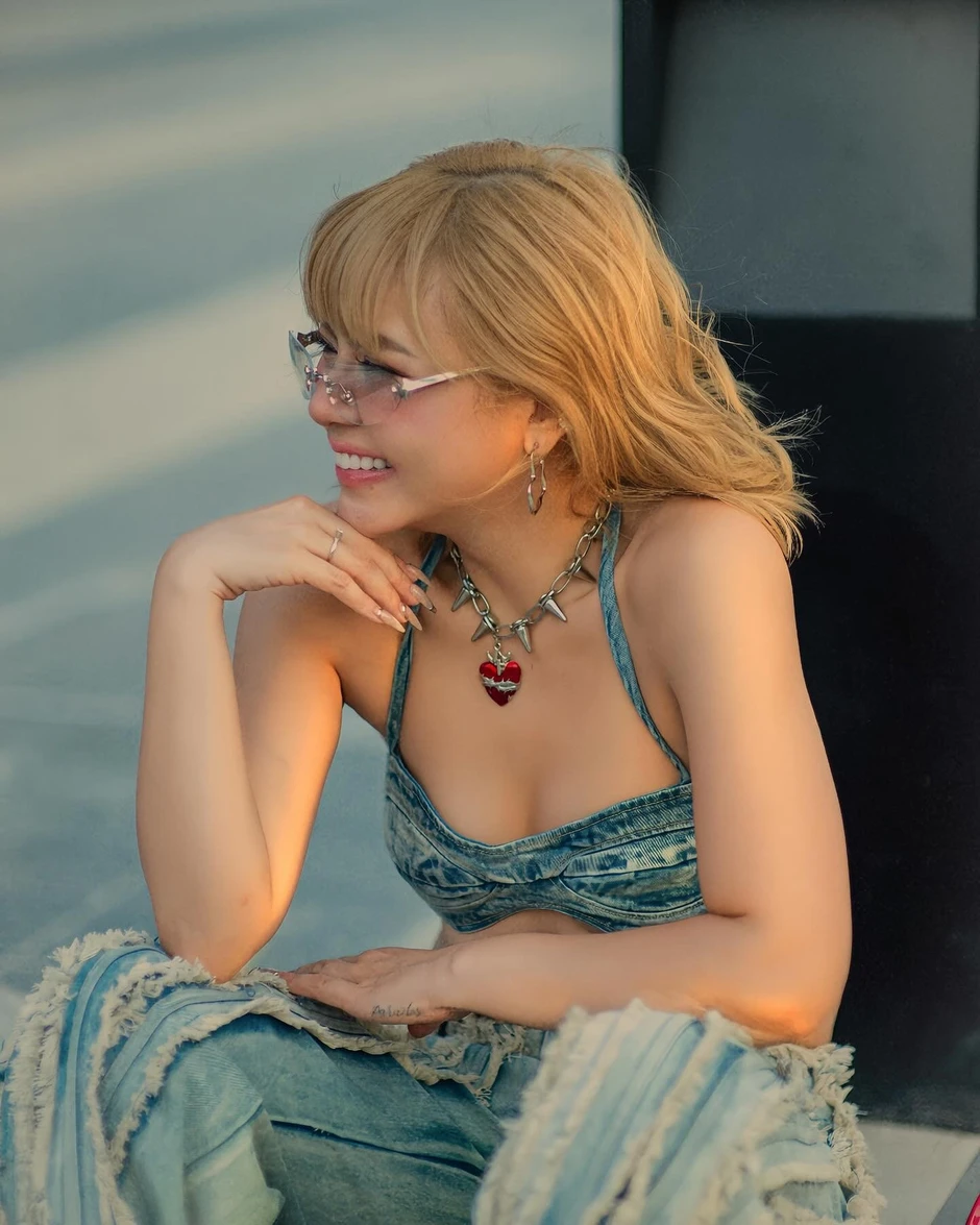 Ai đứng sau bản nhạc Việt đang gây sốt từ Á sang Âu