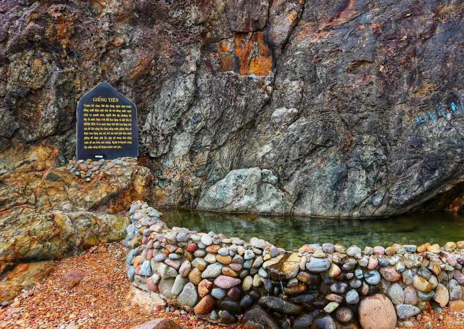 Ăn mặc phản cảm chụp ảnh ở nơi không phù hợp, nữ ca sĩ khiến CĐM bức xúc Ăn mặc phản cảm chụp ảnh ở nơi không phù hợp, nữ ca sĩ khiến CĐM bức xúc