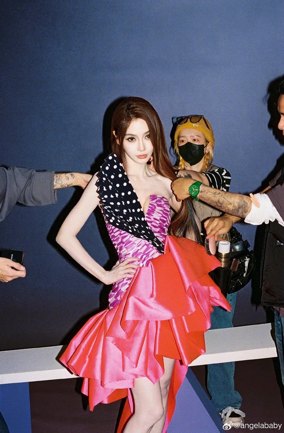 Angelababy cũng có ngày này: Sa sút đến mức phải livestream bán hàng giá rẻ, sống bằng những bữa cơm lề đường Angelababy cũng có ngày này: Sa sút đến mức phải livestream bán hàng giá rẻ, sống bằng những bữa cơm lề đường