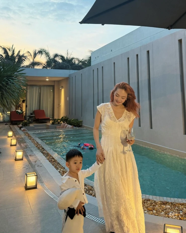 Ảnh sao 16/3: Quốc Trường tình tứ tựa đầu lên vai Ngọc Trinh