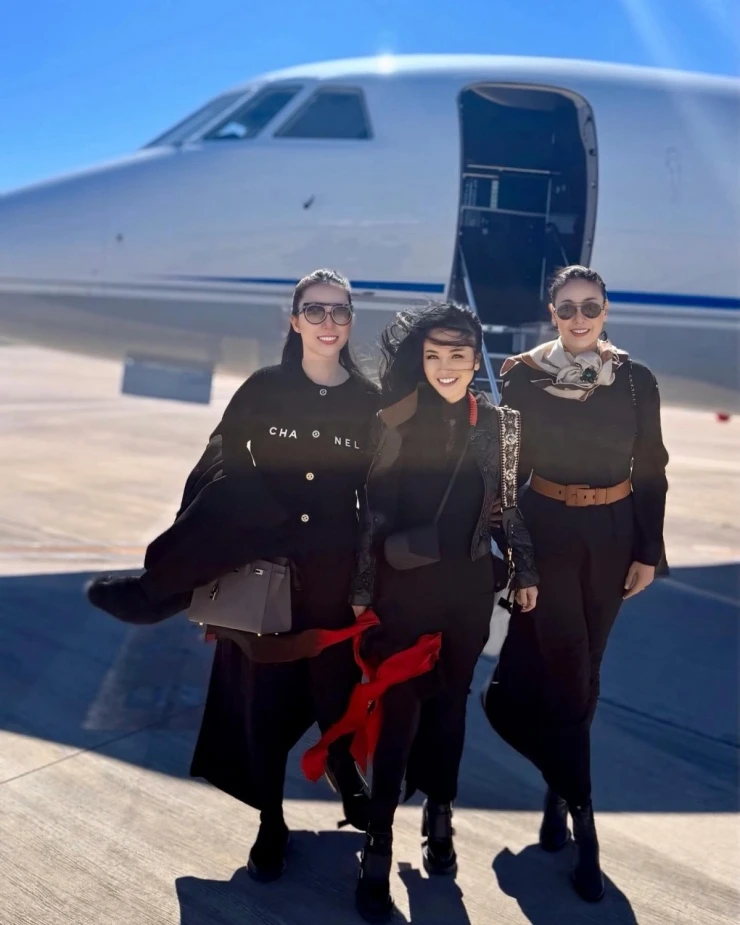 Ảnh sao 16/3: Quốc Trường tình tứ tựa đầu lên vai Ngọc Trinh