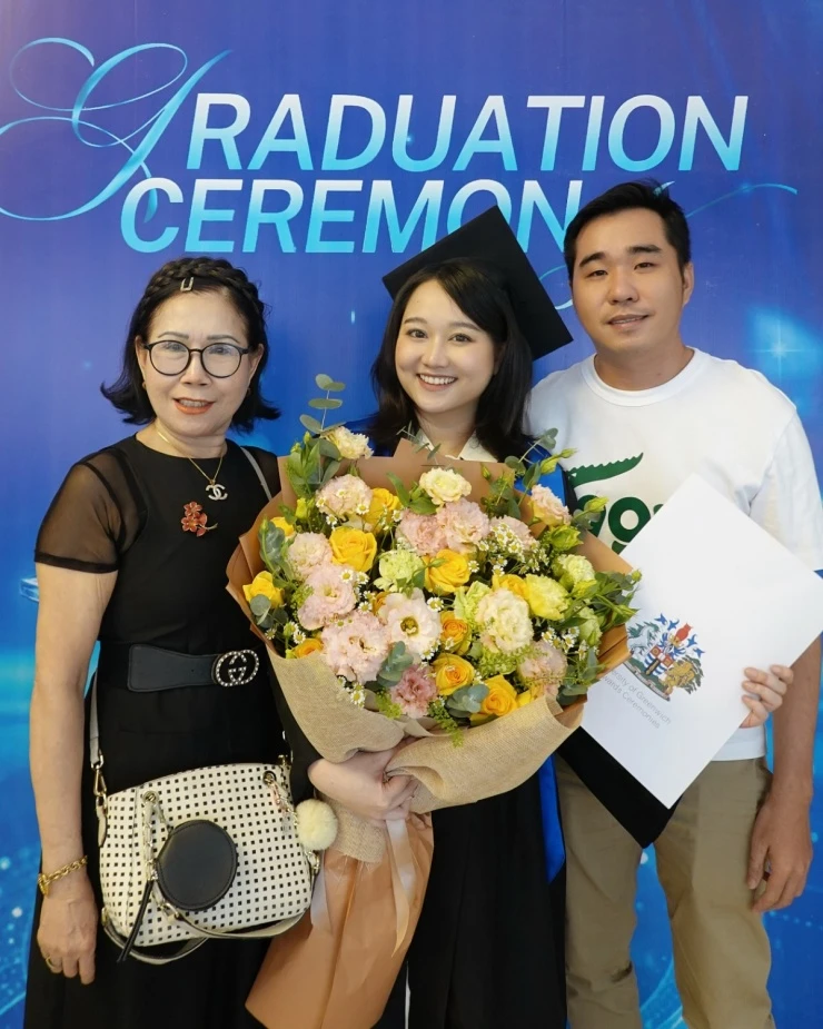 Ảnh sao 16/3: Quốc Trường tình tứ tựa đầu lên vai Ngọc Trinh