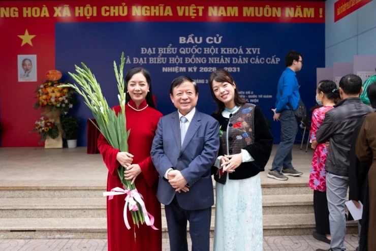 Ảnh sao 16/3: Quốc Trường tình tứ tựa đầu lên vai Ngọc Trinh