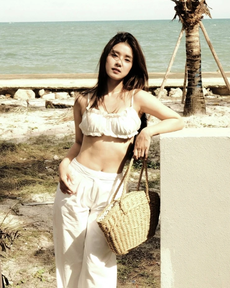 Ảnh sao 16/3: Quốc Trường tình tứ tựa đầu lên vai Ngọc Trinh