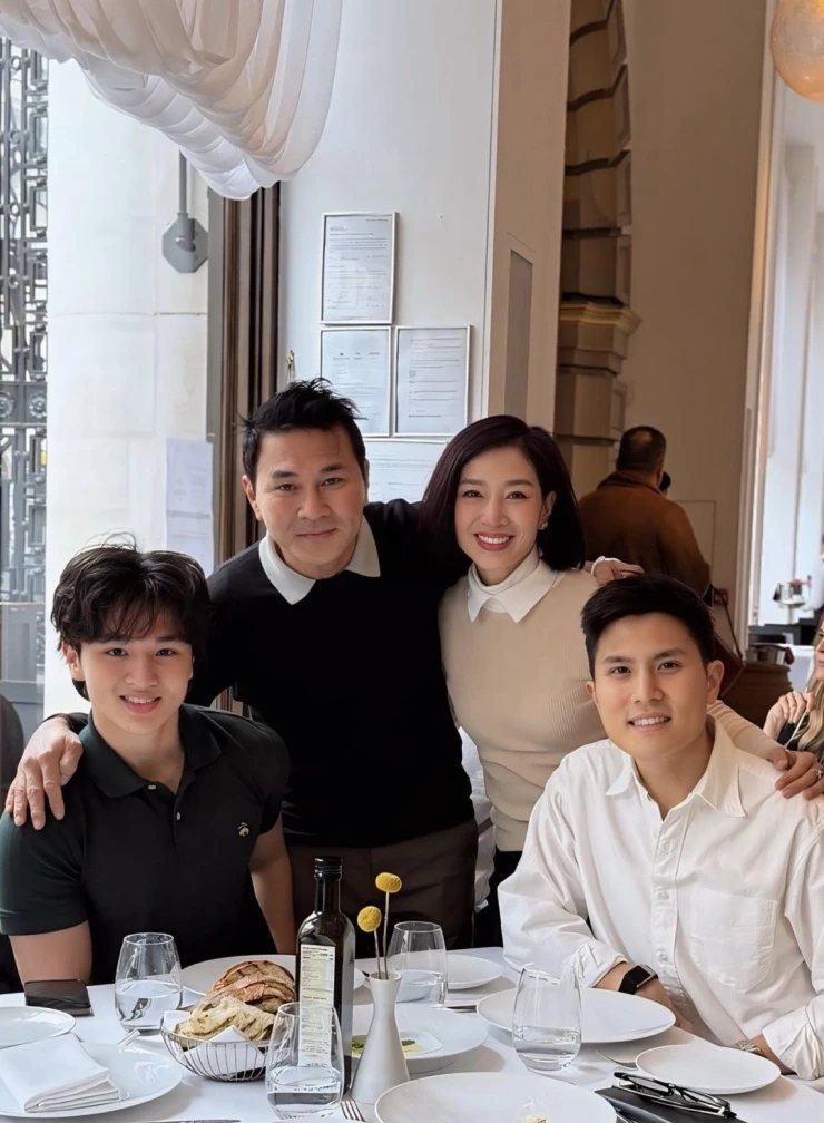 Ảnh sao 17/3: Lộ Lộ chăm con giúp chồng quá cố