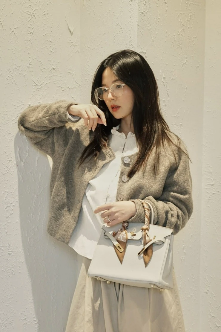 Ảnh sao 17/3: Lộ Lộ chăm con giúp chồng quá cố