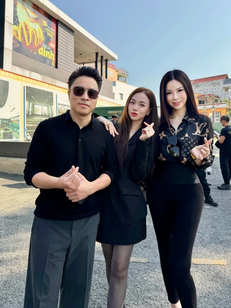 Ảnh sao 17/3: Lộ Lộ chăm con giúp chồng quá cố