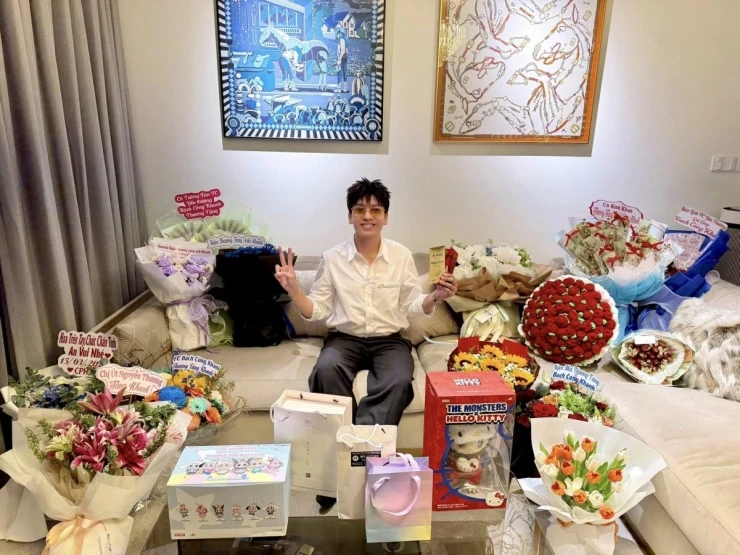 Ảnh sao 17/3: Lộ Lộ chăm con giúp chồng quá cố