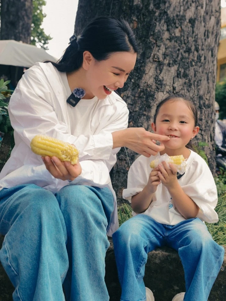 Ảnh sao 17/3: Lộ Lộ chăm con giúp chồng quá cố