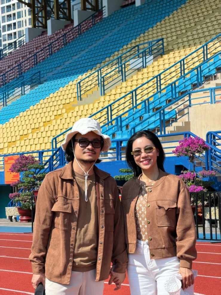 Ảnh sao 17/3: Lộ Lộ chăm con giúp chồng quá cố