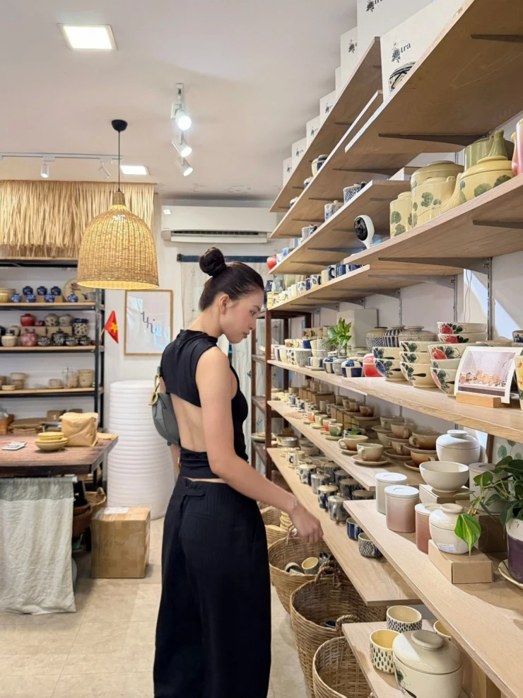 Ảnh sao 18/3: Cát Tường và con gái tưởng nhớ Quý Bình Ảnh sao 18/3: Cát Tường và con gái tưởng nhớ Quý Bình