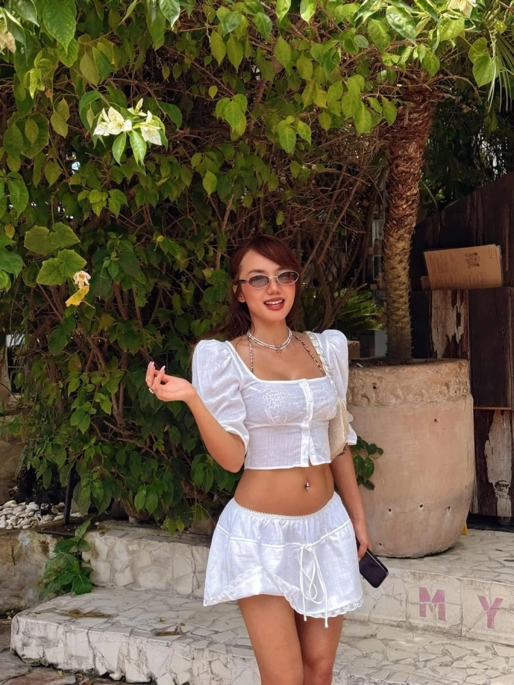 Ảnh sao 18/3: Cát Tường và con gái tưởng nhớ Quý Bình Ảnh sao 18/3: Cát Tường và con gái tưởng nhớ Quý Bình