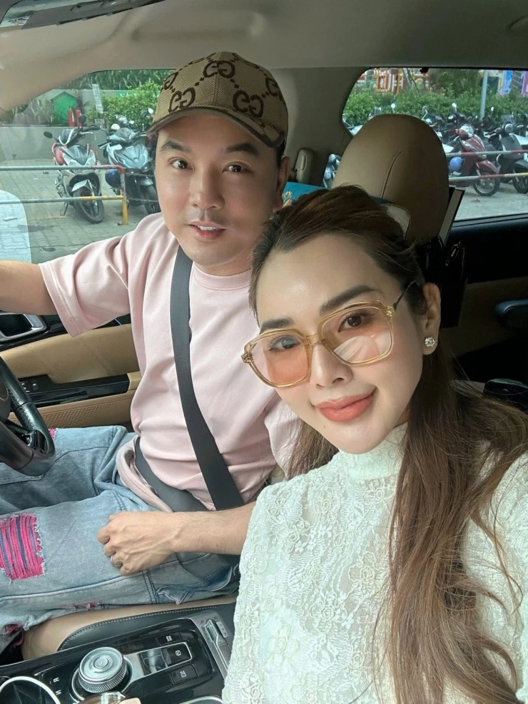 Ảnh sao 18/3: Cát Tường và con gái tưởng nhớ Quý Bình Ảnh sao 18/3: Cát Tường và con gái tưởng nhớ Quý Bình