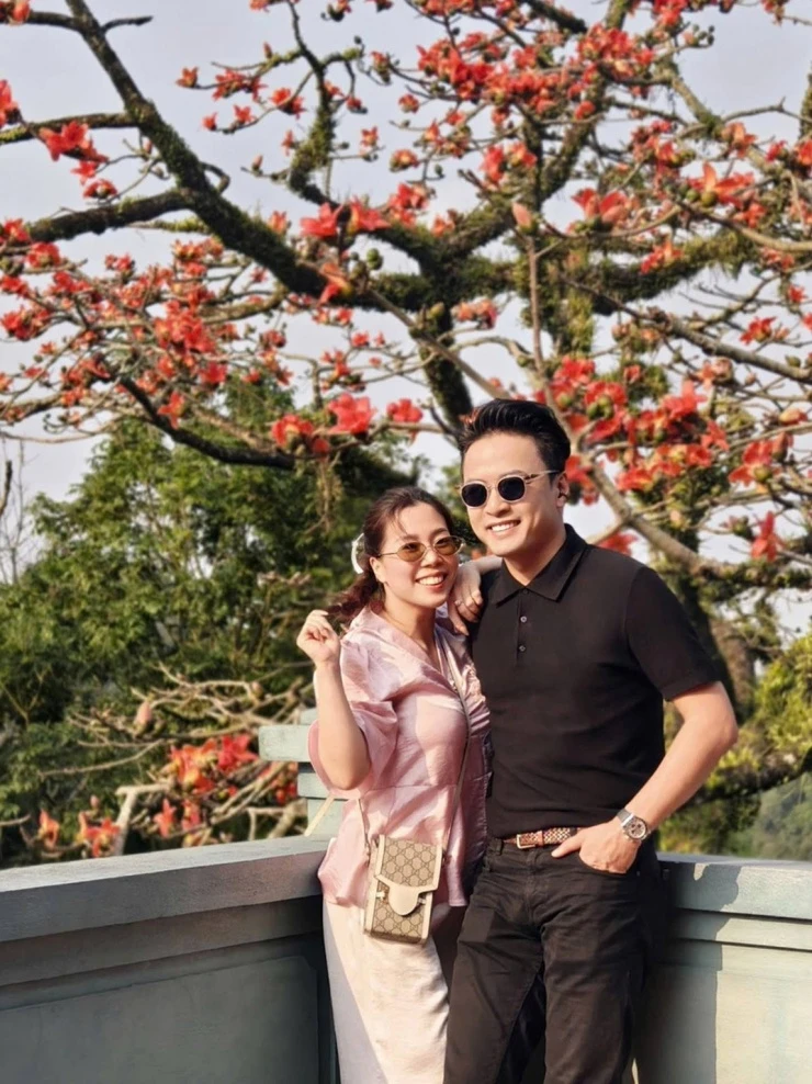 Ảnh sao 18/3: Cát Tường và con gái tưởng nhớ Quý Bình Ảnh sao 18/3: Cát Tường và con gái tưởng nhớ Quý Bình