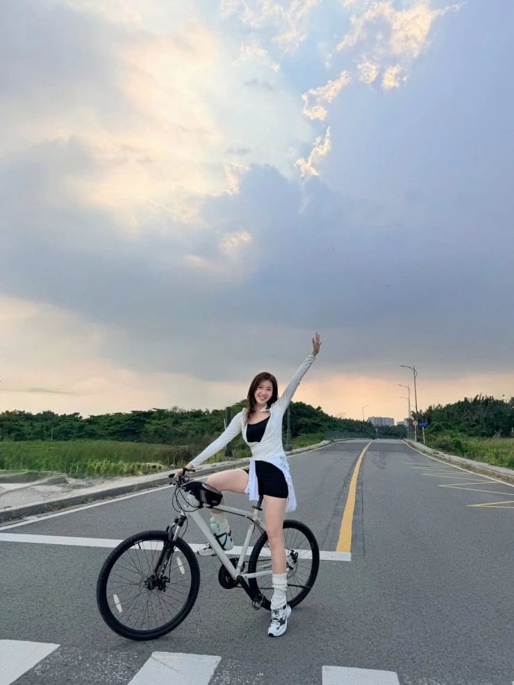 Ảnh sao 18/3: Cát Tường và con gái tưởng nhớ Quý Bình Ảnh sao 18/3: Cát Tường và con gái tưởng nhớ Quý Bình