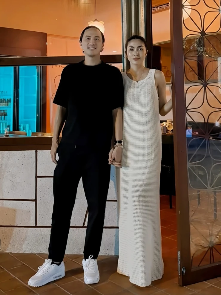 Ảnh sao 18/3: Cát Tường và con gái tưởng nhớ Quý Bình Ảnh sao 18/3: Cát Tường và con gái tưởng nhớ Quý Bình