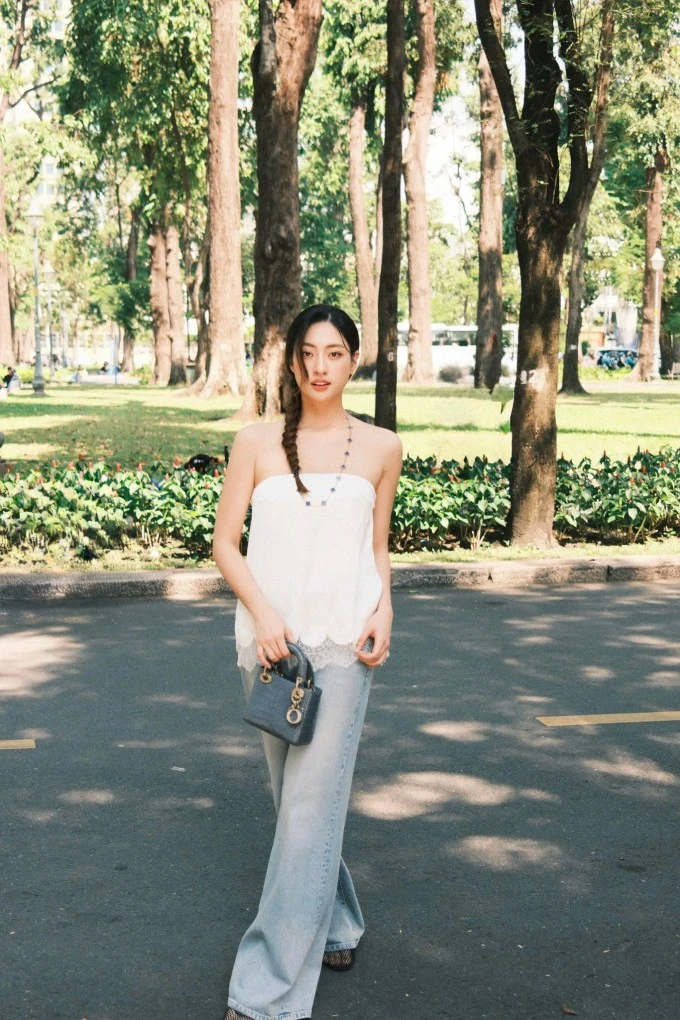 Ảnh sao 19/3: Lê Phương đăng ảnh tình tứ với Quốc Huy