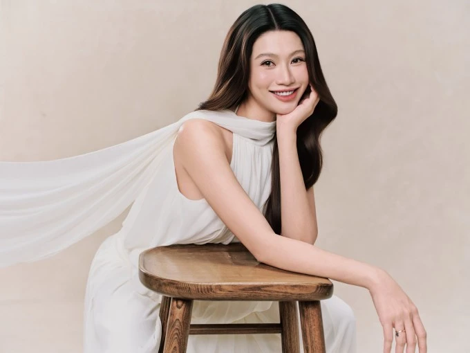 Ảnh sao 19/3: Lê Phương đăng ảnh tình tứ với Quốc Huy