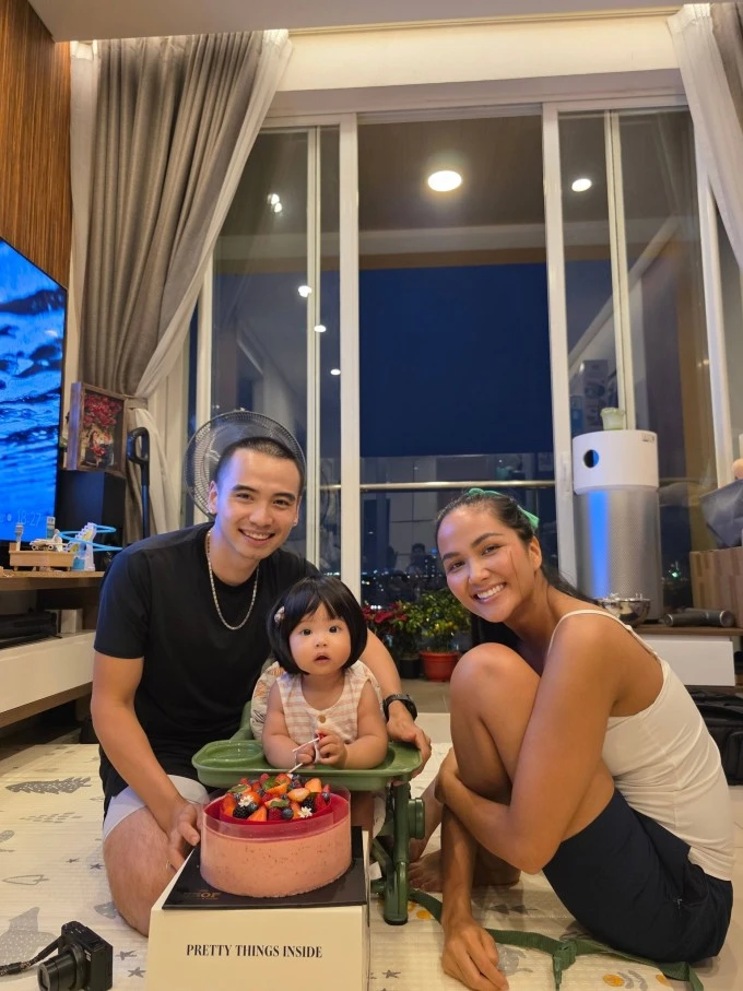 Ảnh sao 19/3: Lê Phương đăng ảnh tình tứ với Quốc Huy