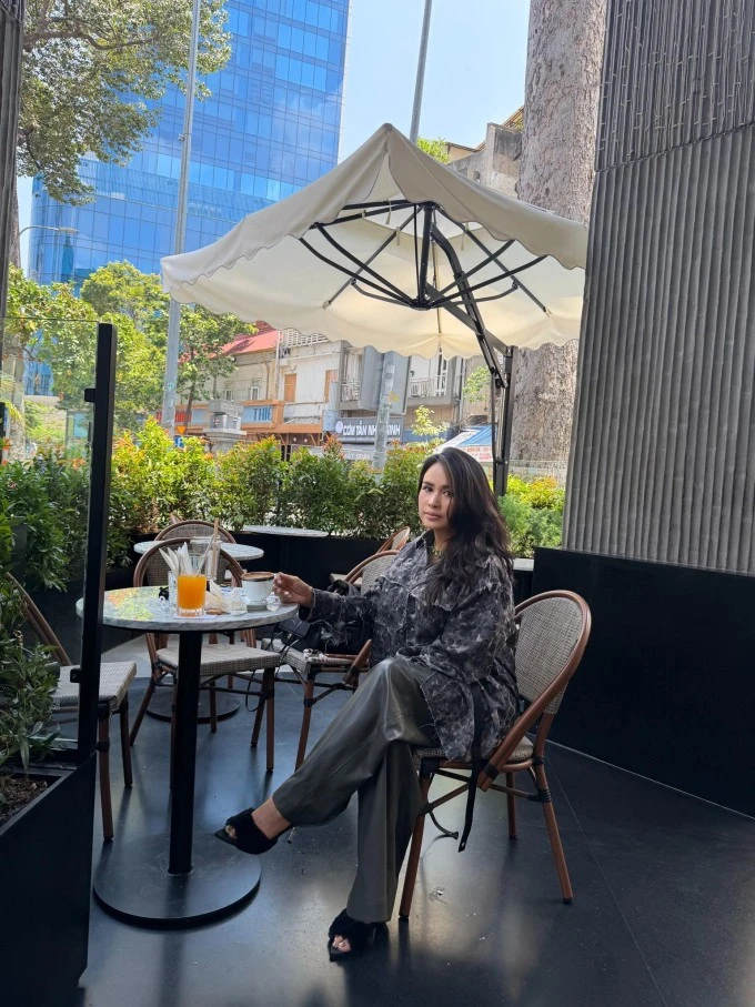 Ảnh sao 19/3: Lê Phương đăng ảnh tình tứ với Quốc Huy