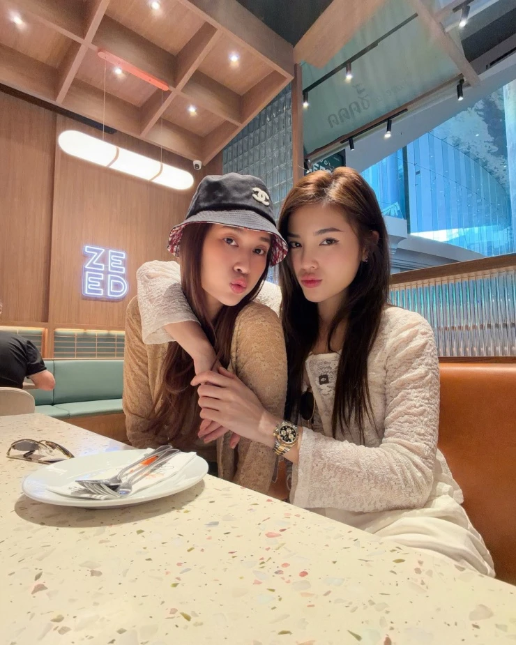 Ảnh sao 21/3: Huyền Baby kỷ niệm 13 năm cưới chồng đại gia