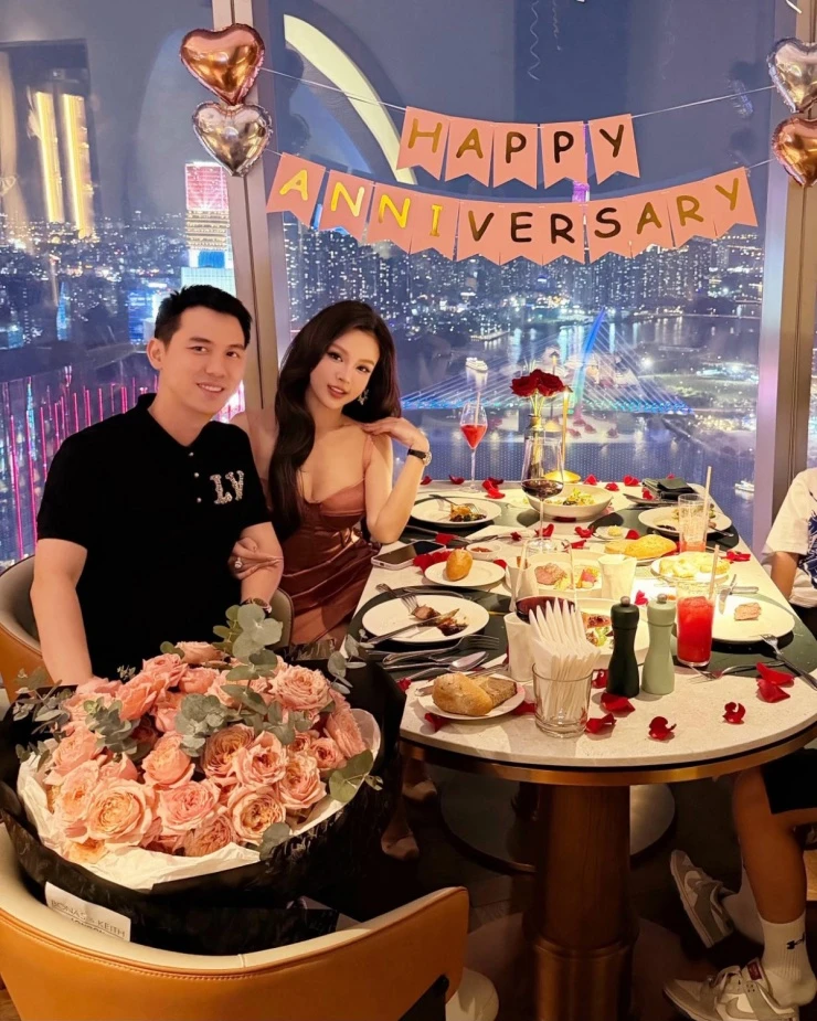 Ảnh sao 21/3: Huyền Baby kỷ niệm 13 năm cưới chồng đại gia