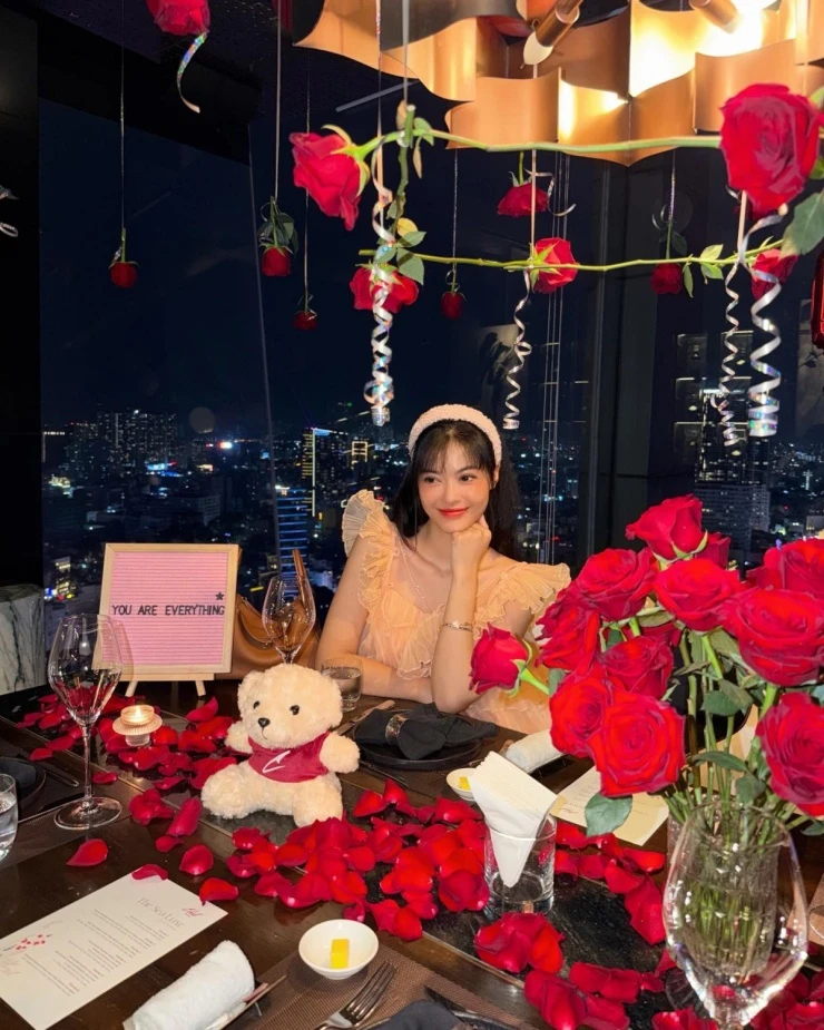 Ảnh sao 21/3: Huyền Baby kỷ niệm 13 năm cưới chồng đại gia