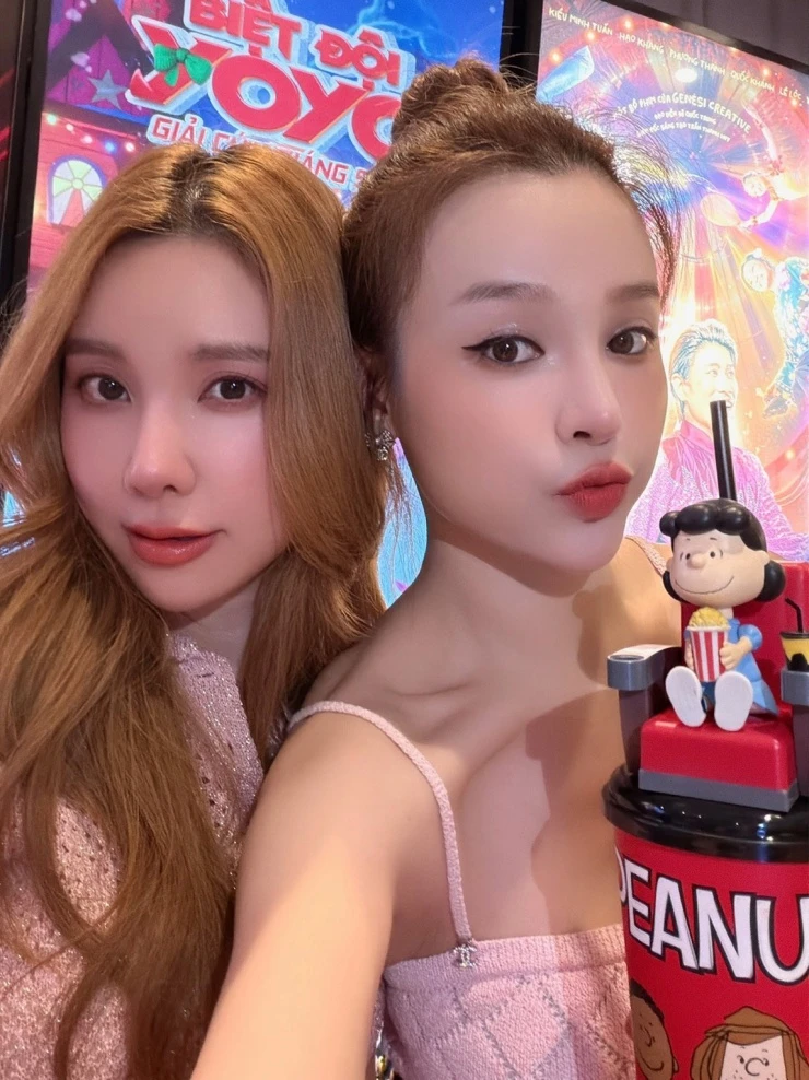 Ảnh sao 22/3: Ông xã hôn Thanh Thảo khi đứng bên Quang Dũng