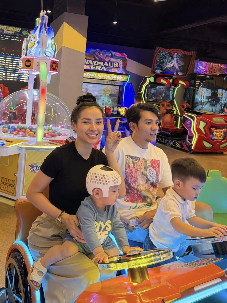 Ảnh sao 22/3: Ông xã hôn Thanh Thảo khi đứng bên Quang Dũng