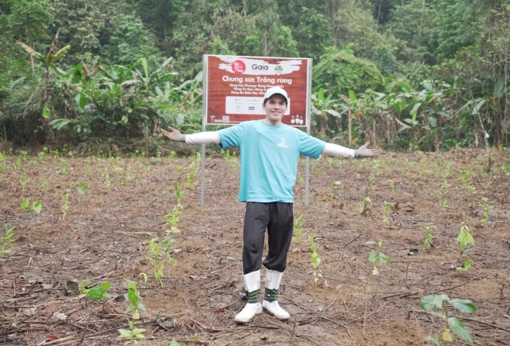 Ảnh sao 22/3: Ông xã hôn Thanh Thảo khi đứng bên Quang Dũng