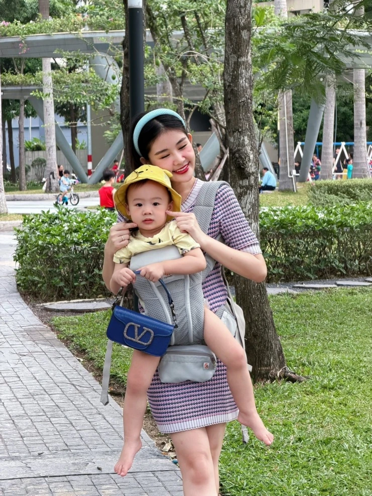 Ảnh sao 22/3: Ông xã hôn Thanh Thảo khi đứng bên Quang Dũng