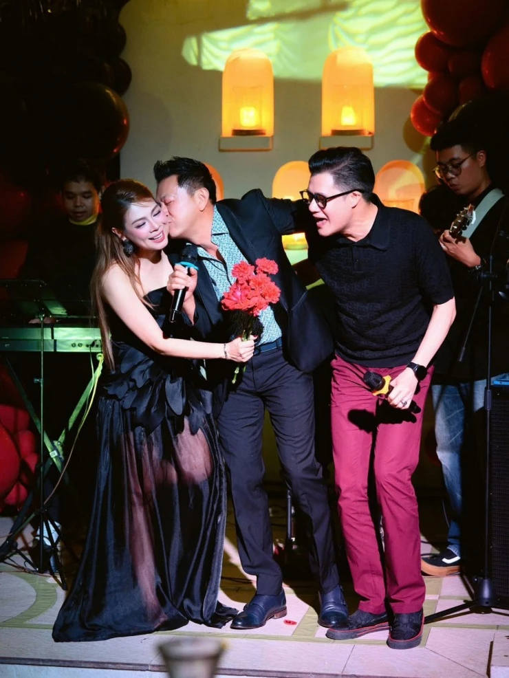 Ảnh sao 22/3: Ông xã hôn Thanh Thảo khi đứng bên Quang Dũng